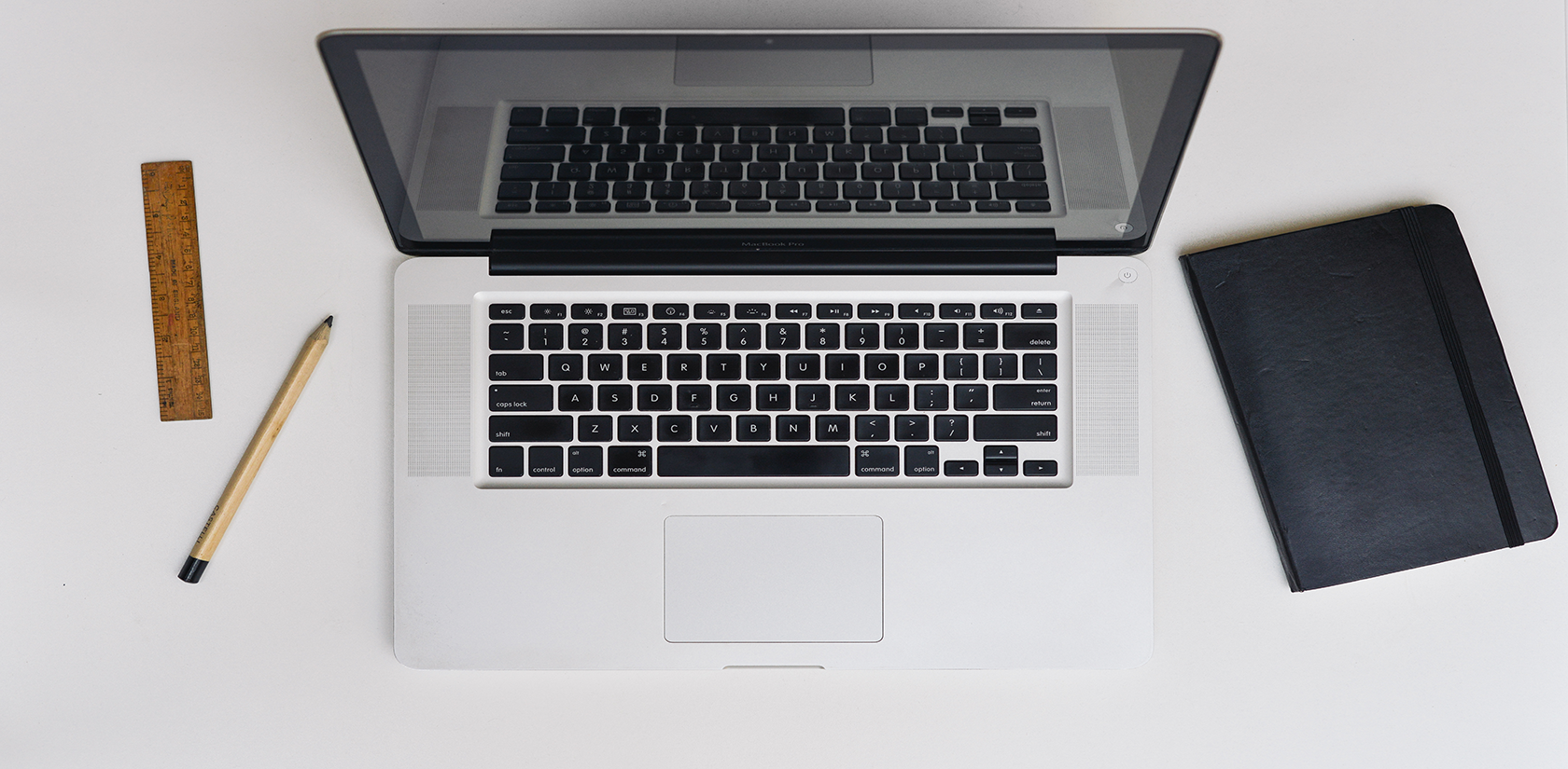apple-desk-laptop-macbook-pro